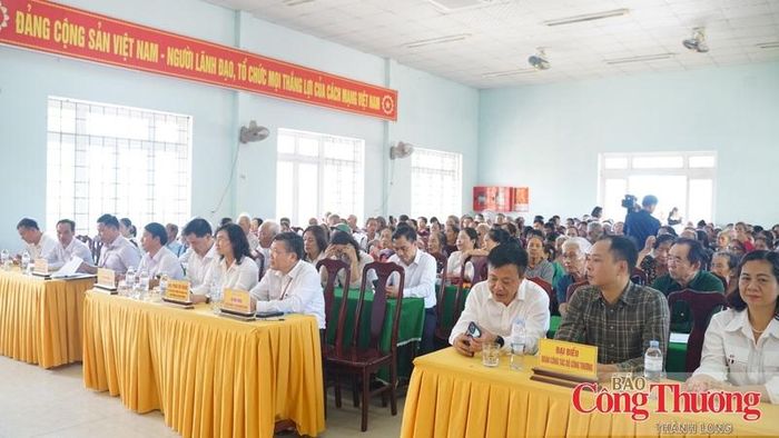 Toàn cảnh buổi trao quà cho các gia đình chính sách tại xã Cửa Tùng.