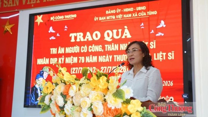 Thứ trưởng Phan Thị Thắng phát biểu tại buổi trao quà.