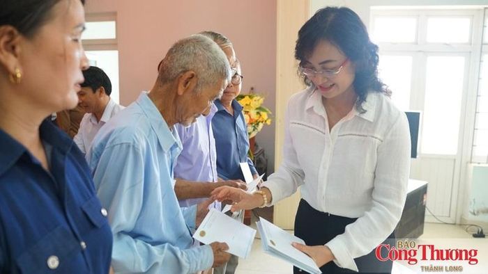 Thứ trưởng Phan Thị Thắng tặng quà cho các gia đình chính sách tại xã Cửa Tùng.
