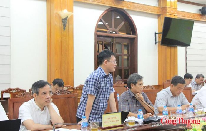 Các thành viên trong đoàn công tác giải đáp các ý kiến.
