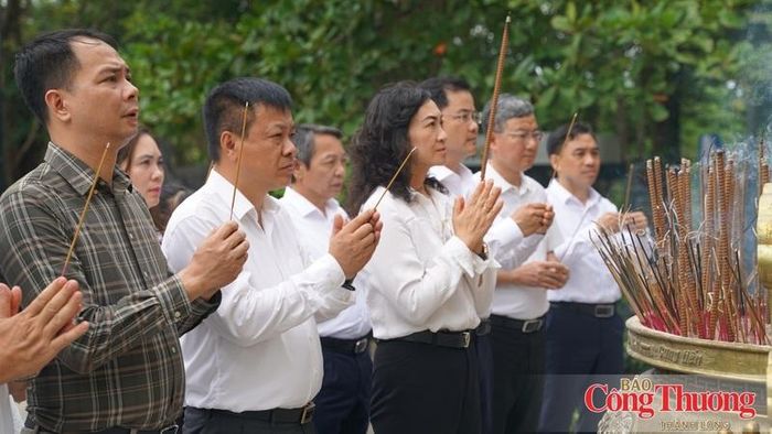 Đoàn công tác Bộ Công Thương dâng hương tại Nghĩa trang Liệt sĩ Quốc gia Trường Sơn