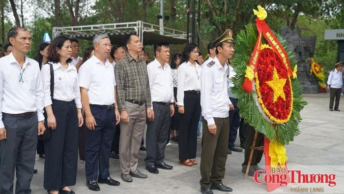 Đoàn công tác Bộ Công Thương thành kính dâng hoa tại Nghĩa trang Liệt sĩ Quốc gia Trường Sơn