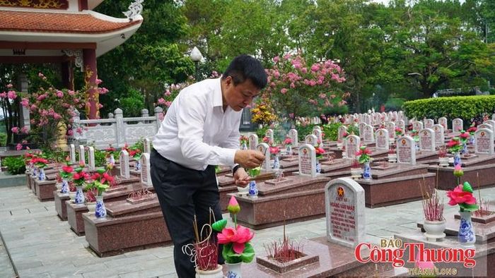 Các thành viên trong đoàn dâng hương các phần một liệt sĩ