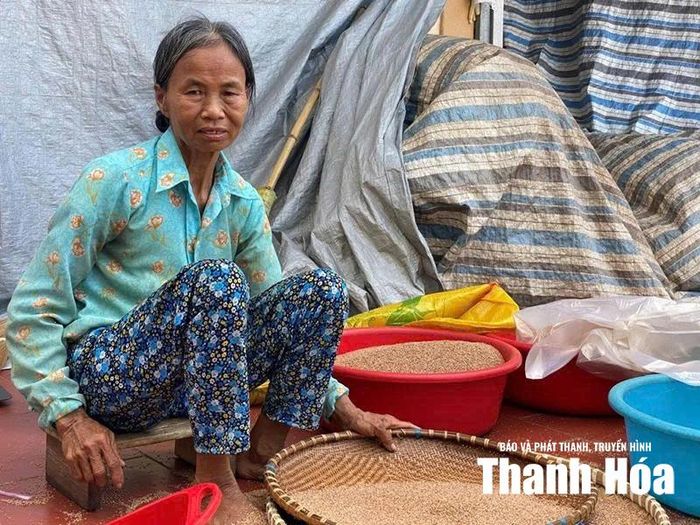 Bà Lê Thị Tơ, ở thôn Liên Phong, xã Hoằng Châu thẫn thờ khi nhắc lại số tiền đã đóng hụi có nguy cơ bị mất.