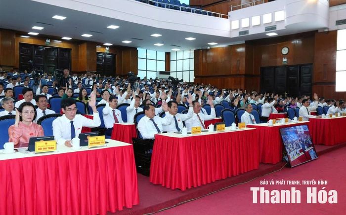 Đại biểu HĐND tỉnh biểu quyết thông qua nghị quyết tại kỳ họp.
