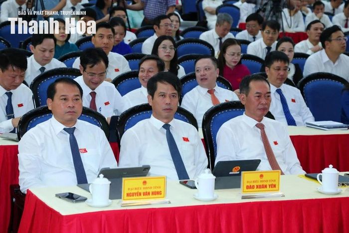 Đồng chí Trịnh Tuấn Sinh, Phó Bí thư Tỉnh ủy, Chủ tịch Ủy ban MTTQ tỉnh cùng các đại điểu dự kỳ họp.