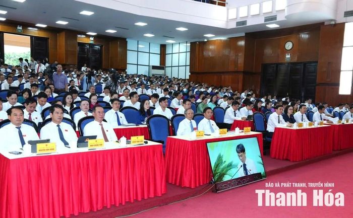 Các đồng chí lãnh đạo tỉnh cùng các đại biểu dự kỳ họp.