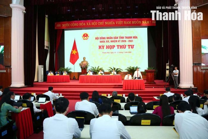 Giám đốc Sở KH&amp;CN Trần Duy Bình trả lời chất vấn tại kỳ họp.