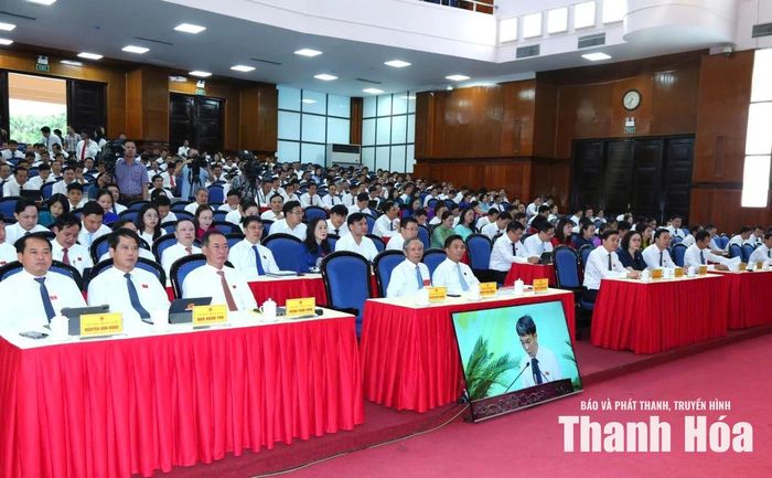 Các đồng chí lãnh đạo tỉnh cùng các đại biểu dự kỳ họp.