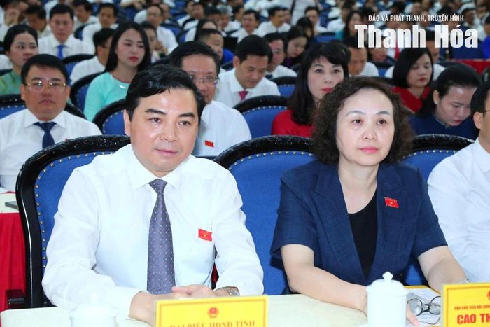 Chủ tịch UBND tỉnh Nguyễn Hoài Anh cùng các đại biểu dự kỳ họp.