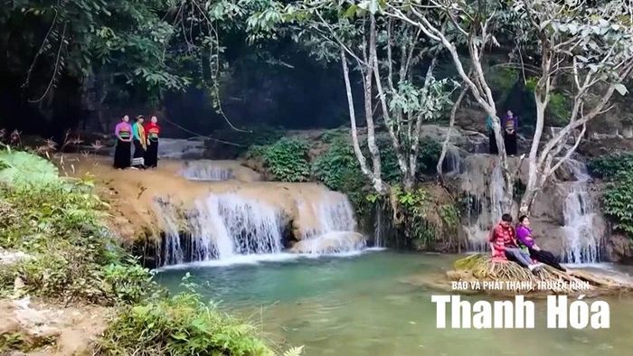 Du khách tham quan, chiêm ngưỡng cảnh sắc thiên nhiên tại thác Hiêu.