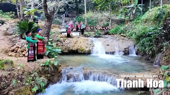 Thác Hiêu không chỉ hấp dẫn bởi cảnh quan thiên nhiên, mà còn là điểm đến để du khách trải nghiệm văn hóa truyền thống của đồng bào Thái.