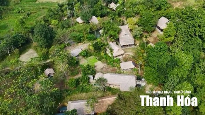Những homestay kiến trúc theo kiểu nhà sàn truyền thống của đồng bào Thái góp phần tạo nên sức hút cho du lịch cộng đồng tại thác Hiêu.