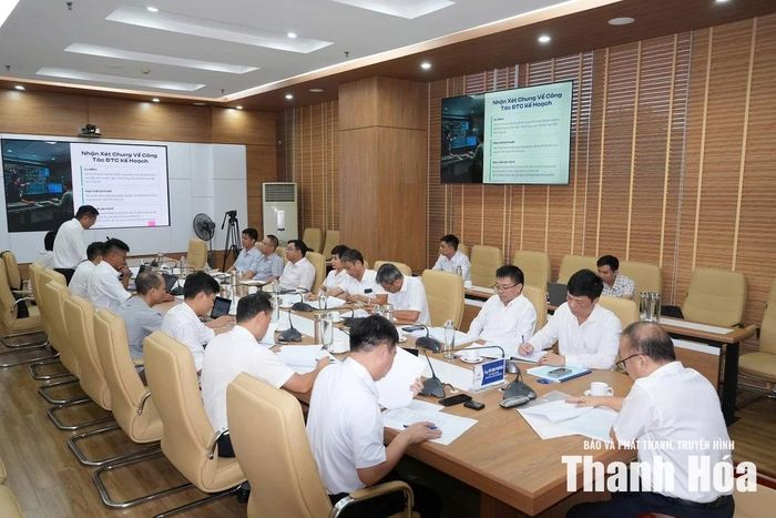 Đoàn công tác của Tổng Công ty Điện lực miền Bắc làm việc với Công ty Điện lực Thanh Hóa.