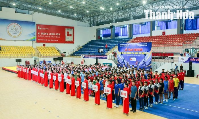 Các đoàn vận động viên dự giải.