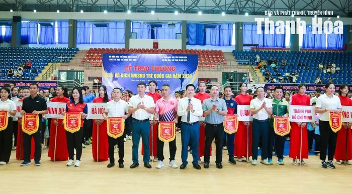Ban Tổ chức tặng cờ lưu niệm cho các đơn vị tham dự giải.