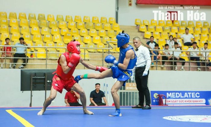 Các VĐV tranh tài quyết liệt ở nội dung tán thủ (Sanda).