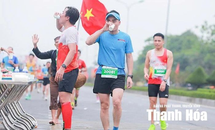 Người chơi thể thao cần bổ sung nước đúng cách khi vận động dưới trời nắng nóng.