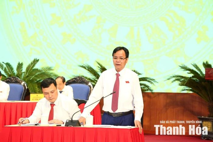 Giám đốc Sở KH&CN Trần Duy Bình trả lời chất vấn tại kỳ họp.
