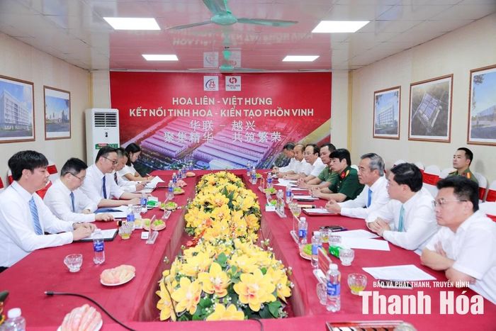 Bí thư Tỉnh ủy Lê Đức Thái cùng các đồng chí lãnh đạo tỉnh làm việc với Công ty Cổ phần Gốm sứ Hoa Liên Hồ Nam.