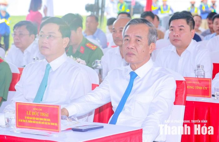 Bí thư Tỉnh ủy, Trưởng Đoàn ĐBQH tỉnh Lê Đức Thái cùng các đại biểu dự lễ khánh thành dự án.