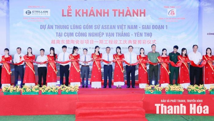 Bí thư Tỉnh ủy Lê Đức Thái cùng các đại biểu thực hiện nghi thức cắt băng khánh thành dự án.