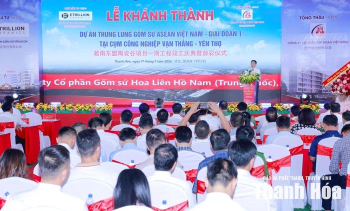 Ông Hứa Quân Kỳ, Chủ tịch Hội đồng Quản trị Công ty Cổ phần Gốm sứ Hoa Liên Hồ Nam phát biểu tại buổi lễ.