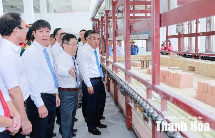 Bí thư Tỉnh ủy Lê Đức Thái cùng các đại biểu tham quan dây chuyền sản xuất gốm sứ của dự án.