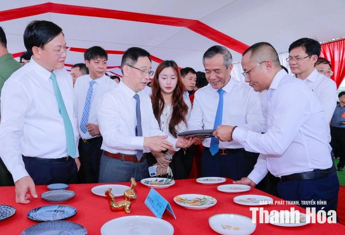 Bí thư Tỉnh ủy Lê Đức Thái tham quan các sản phẩm gốm sứ của Công ty Cổ phần Gốm sứ Hoa Liên Hồ Nam.