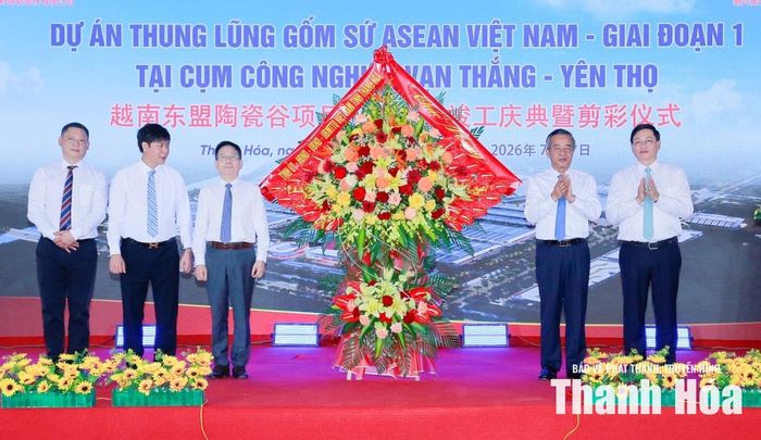 Bí thư Tỉnh ủy, Trưởng Đoàn ĐBQH tỉnh Lê Đức Thái và Phó Chủ tịch Thường trực UBND tỉnh Mai Xuân Liêm tặng hoa chúc mừng Công ty Cổ phần Gốm sứ Hoa Liên Hồ Nam và Công ty TNHH Gốm sứ Etrillion.