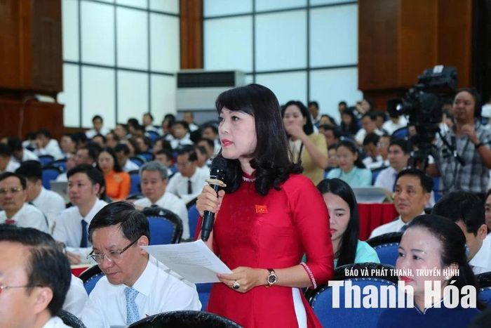 Đại biểu đặt câu hỏi chất vấn tại kỳ họp.
