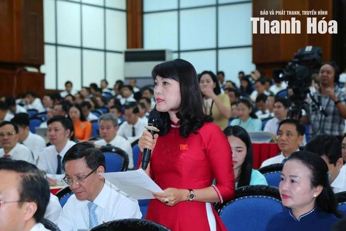 Đại biểu HĐND tỉnh Nguyễn Thị Sơn, Bí thư Đảng ủy, Chủ tịch HĐND xã Quảng Ninh đặt câu hỏi chất vấn. Ảnh: Quốc Hương