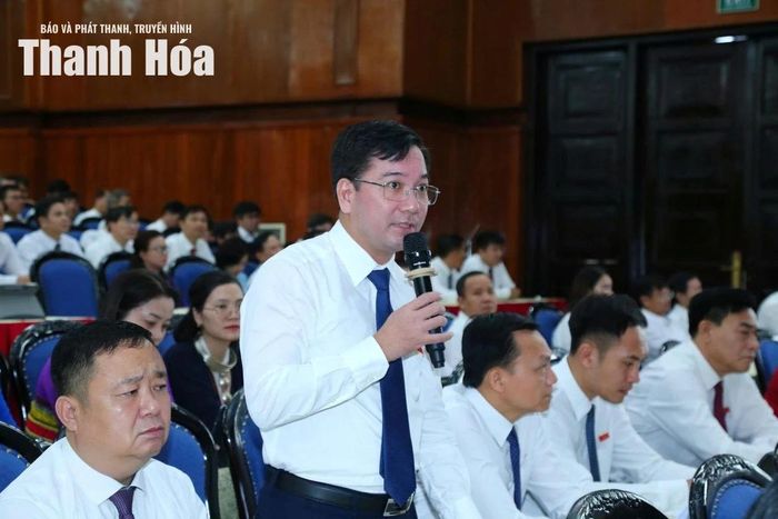 Đại biểu HĐND tỉnh Nguyễn Thành Lương, Hiệu trưởng Trường Chính trị tỉnh đặt câu hỏi chất vấn. Ảnh: Quốc Hương