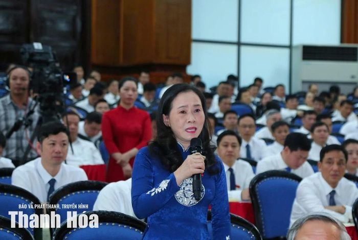 Trưởng Ban Văn hóa - Xã hội, HĐND tỉnh Ngô Thị Hồng Hảo đặt câu hỏi chất vấn Giám đốc Sở GD&ĐT. Ảnh: Quốc Hương