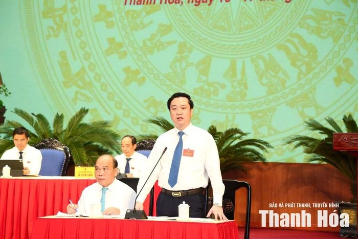 Giám đốc Sở GD&ĐT Đỗ Đức Quế trả lời chất vấn. Ảnh: Quốc Hương
