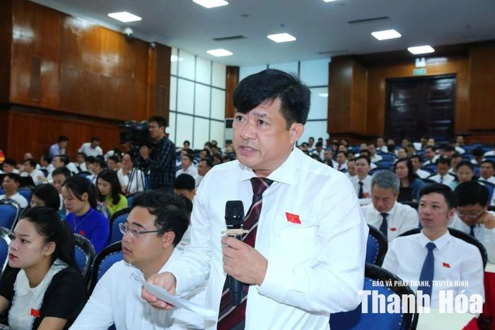 Phó Trưởng Ban Văn hóa - Xã hội, HĐNĐ tỉnh Nguyễn Tuấn Tưởng đặt câu hỏi chất vấn. Ảnh: Quốc Hương