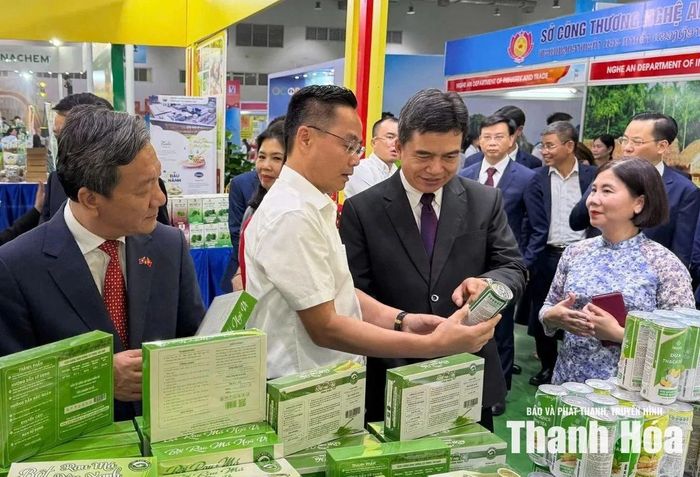 Đại sứ Việt Nam tại Lào Nguyễn Minh Tâm và Thứ trưởng Bộ Công thương Lào Phouthavanh Nanthavong tham quan gian hàng của tỉnh Thanh Hóa.