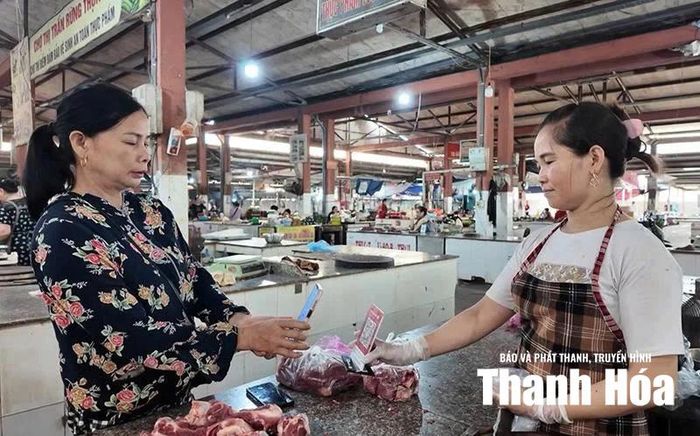 Sử dụng thanh toán qua mã QR trở thành thói quen đối với người tiêu dùng tại chợ Đông Sơn, phường Đông Sơn.