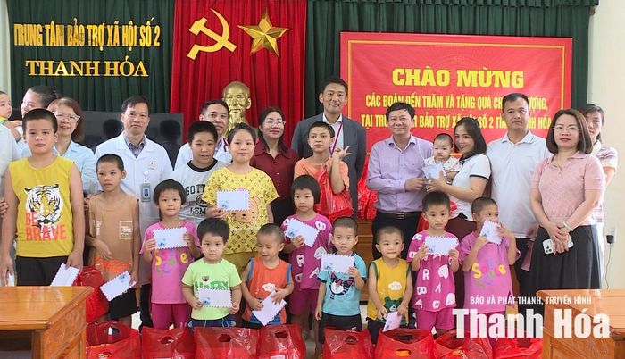 Bệnh viện Ung bướu tỉnh Thanh Hóa và đơn vị tài trợ trao quà cho người có công và đối tượng bảo trợ xã hội.