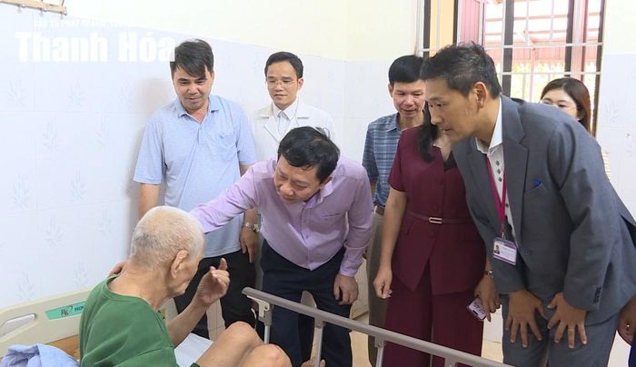 Lãnh đạo Bệnh viện Ung bướu tỉnh Thanh Hóa cùng đơn vị tài trợ động viên, tặng quà người có công tại Trung tâm Nuôi dưỡng, điều dưỡng người có công Thanh Hóa.