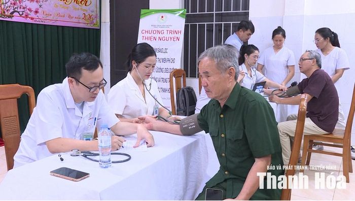 Các bác sĩ khám sàng lọc ung thư cho người người có công.