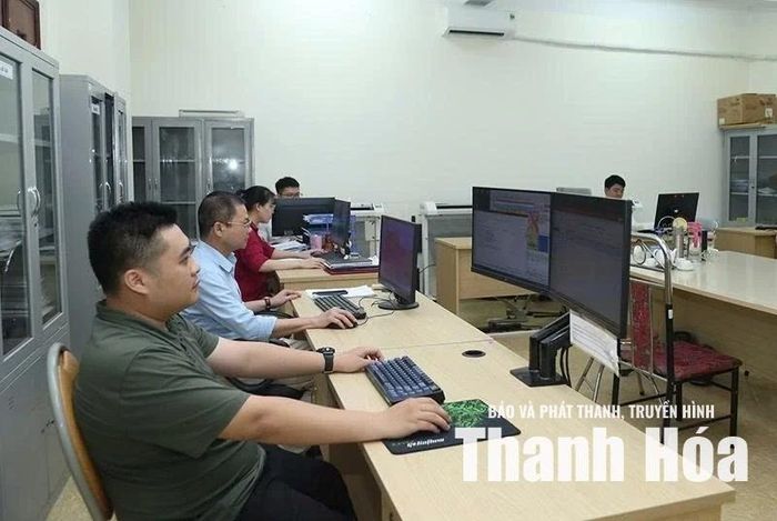 Cán bộ Văn phòng Đăng ký đất đai Thanh Hóa cập nhật dữ liệu làm giàu, làm sạch dữ liệu đất đai trên địa bàn tỉnh. Ảnh: Phong Sắc