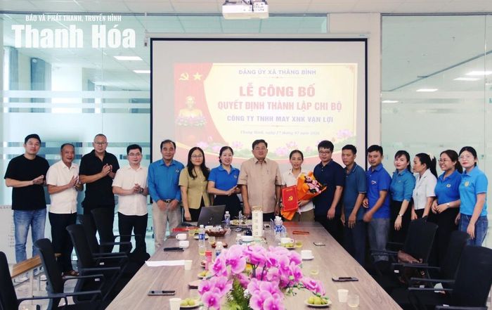 Lãnh đạo xã Thăng Bình trao Quyết định thành lập Chi bộ Công ty TNHH May xuất nhập khẩu Vạn Lợi.