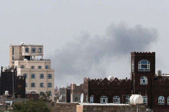 Khói bốc lên sau một cuộc không kích nhằm vào sân bay quốc tế Sanaa ở Yemen hôm 13 tháng 7 năm 2026. Ảnh: Reuters.