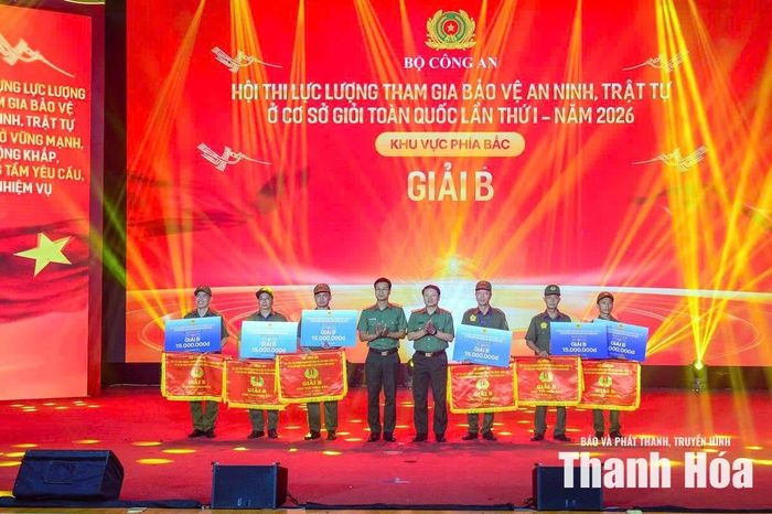 Đại diện Ban Tổ chức trao giải B cho các đội tuyển.