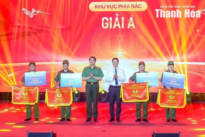 Phó Bí thư Thường trực Tỉnh ủy Nguyễn Hồng Phong và Thiếu tướng Nguyễn Viết Giang, Cục trưởng Cục Xây dựng phong trào bảo vệ an ninh Tổ quốc trao giải A cho các đội tuyển.
