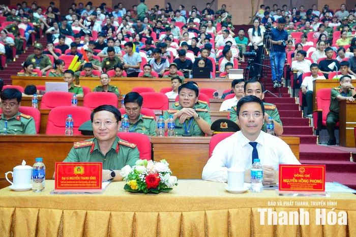 Phó Bí thư Thường trực Tỉnh ủy Nguyễn Hồng Phong các đại biểu dự lễ bế mạc hội thi.
