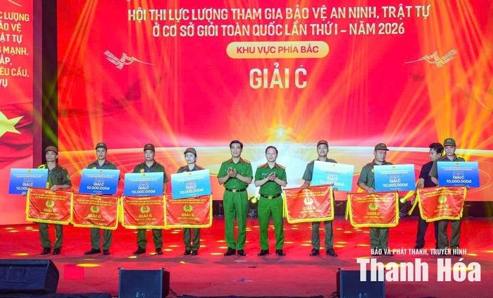 Ban Tổ chức trao giải C cho các đội tuyển.