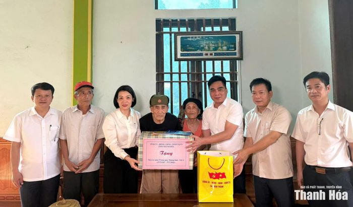 Đoàn thăm hỏi, động viên, tặng quà gia đình chính sách, nạn nhân nhiễm chất độc hóa học Hà Minh Khánh.