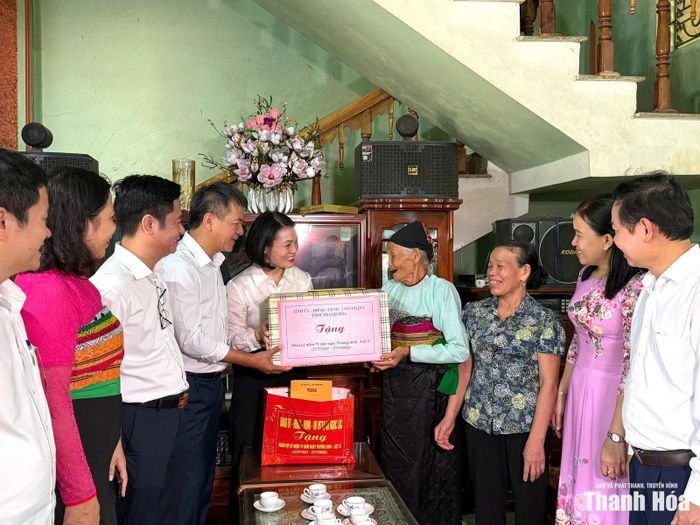 Phó Chủ tịch Thường trực Ủy ban MTTQ tỉnh Đỗ Thị Toán cùng các thành viên trong đoàn thăm hỏi, động viên, trao quà của Tỉnh ủy, HĐND, UBND, Ủy ban MTTQ tỉnh cho Mẹ Việt Nam Anh hùng Quách Thị Tường.